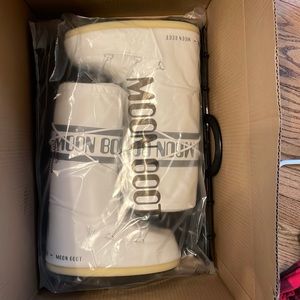 brand new never worn high top white moonboots